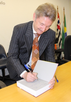 Procurador de Justiça aposentado e advogado Édis Milaré autografrando o livro Ação Civil Pública - Após 30 Anos