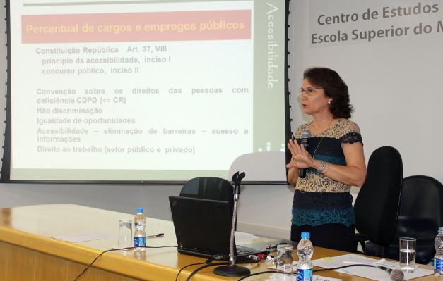 Maria Aparecida Gugel durante workshop sobre acessibildiade