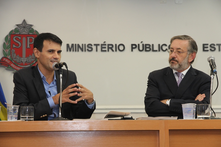 Ao lado do Procurador-Geral de Justiça, o Conselheiro do CNMP Marcelo Ferra de Carvalho fala aos membros do CONEPI