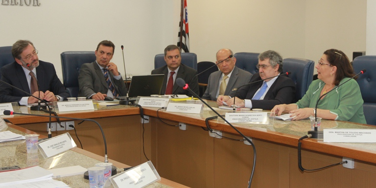 O novo Ouvidor do Ministério Público, Roberto Fleury de Souza Bertagni (ao centro), toma possa perante o Conselho Superior 