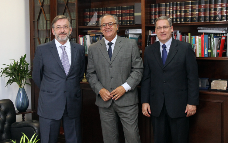 Procurador-Geral Márcio Elias Rosa; o Vice-Presidente do TCE, Dimas Ramalho, e o Subprocurador-Geral de Justiça Sérgio Turra Sobrane, durante a visita