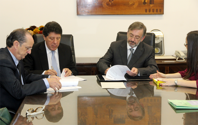 O Secretário Estadual da Saúde, David Uip, e o Procurador-Geral, Márcio Elias Rosa, assinam o Termo de Cooperação