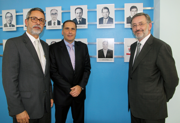 O Diretor da ESMP, Marcelo Goulart; o homenageado Mário Luiz Sarrubbo, e o Procurador-Geral de Justiça, Márcio Elias Rosa, inauguram o retrato na Galeria.