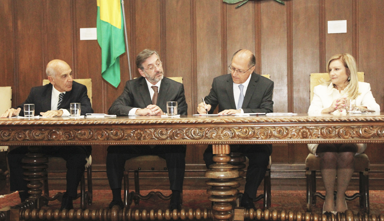 O Governador Geraldo Alckmin sanciona a lei no Palácio dos Bandeirantes: autorizada a criação da Promotoria de Justiça de Combate à Violência Doméstica contra a Mulher