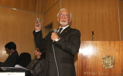 palestrante durante audiência pública