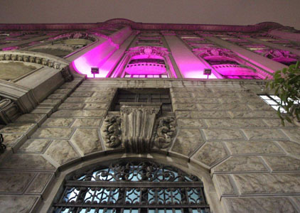 prédio do MP com luzes rosa