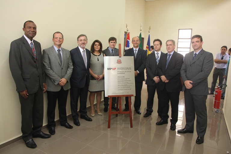 Procurador-Geral, Márcio Elias Rosa com os Subprocuradores-Gerais de Justiça e Promotores de Justiça da região durante a inauguração