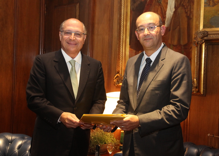 O Procurador-Geral de Justiça, Gianpaolo Poggio Smanio, entrega o orçamento de 2017 para o Governador Geraldo Alckmin