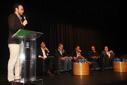 SaloMão Ximenes, da Ação Educativa, mediou o debate com os candidatos e seus representantes. 