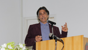 Médico Alberto Peribanez Gonzalez durante palestra no painel 1