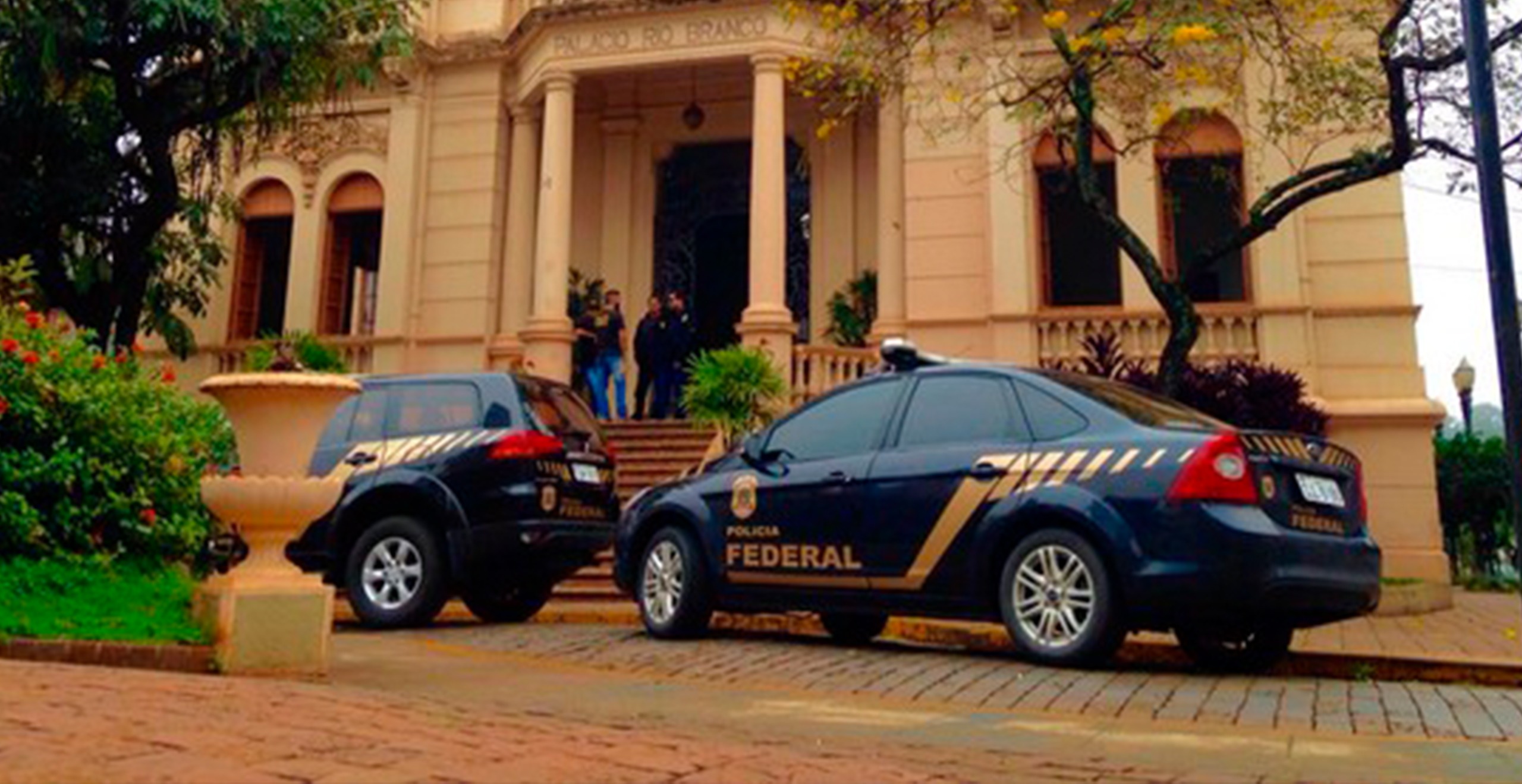 Viaturas da Polícia Federal em frente à Prefeitura de Ribeirão Preto