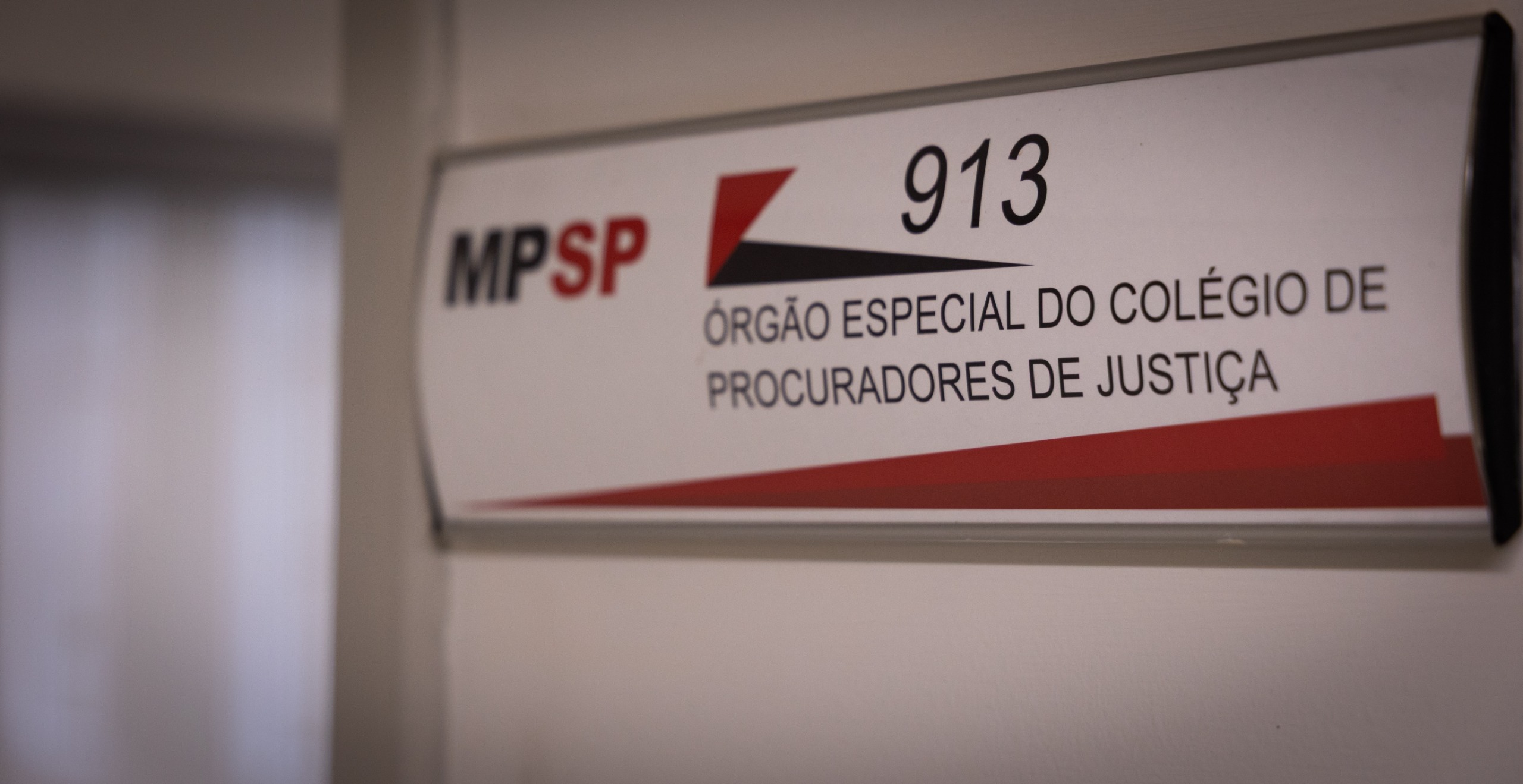 Placa em porta da sala do Órgão Especial