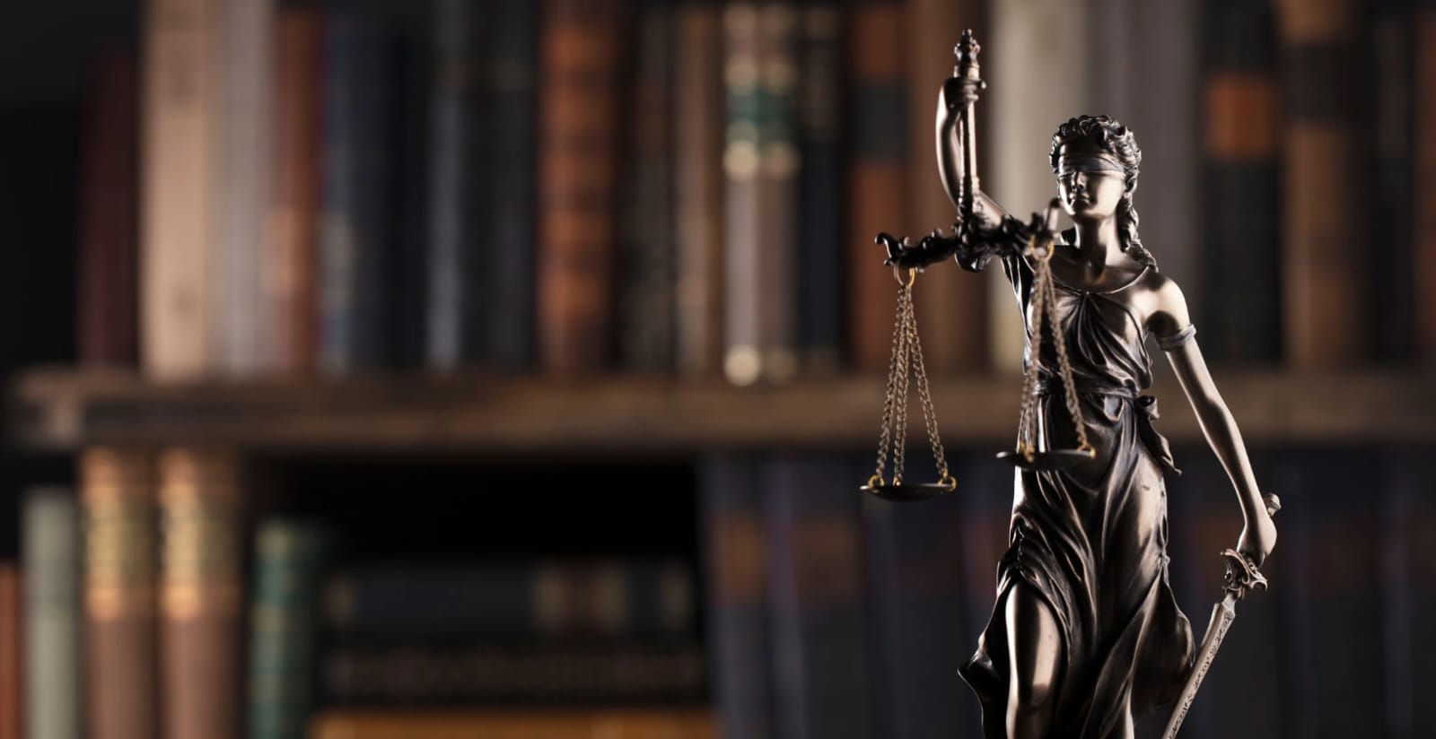 Estátua representando deusa da Justiça