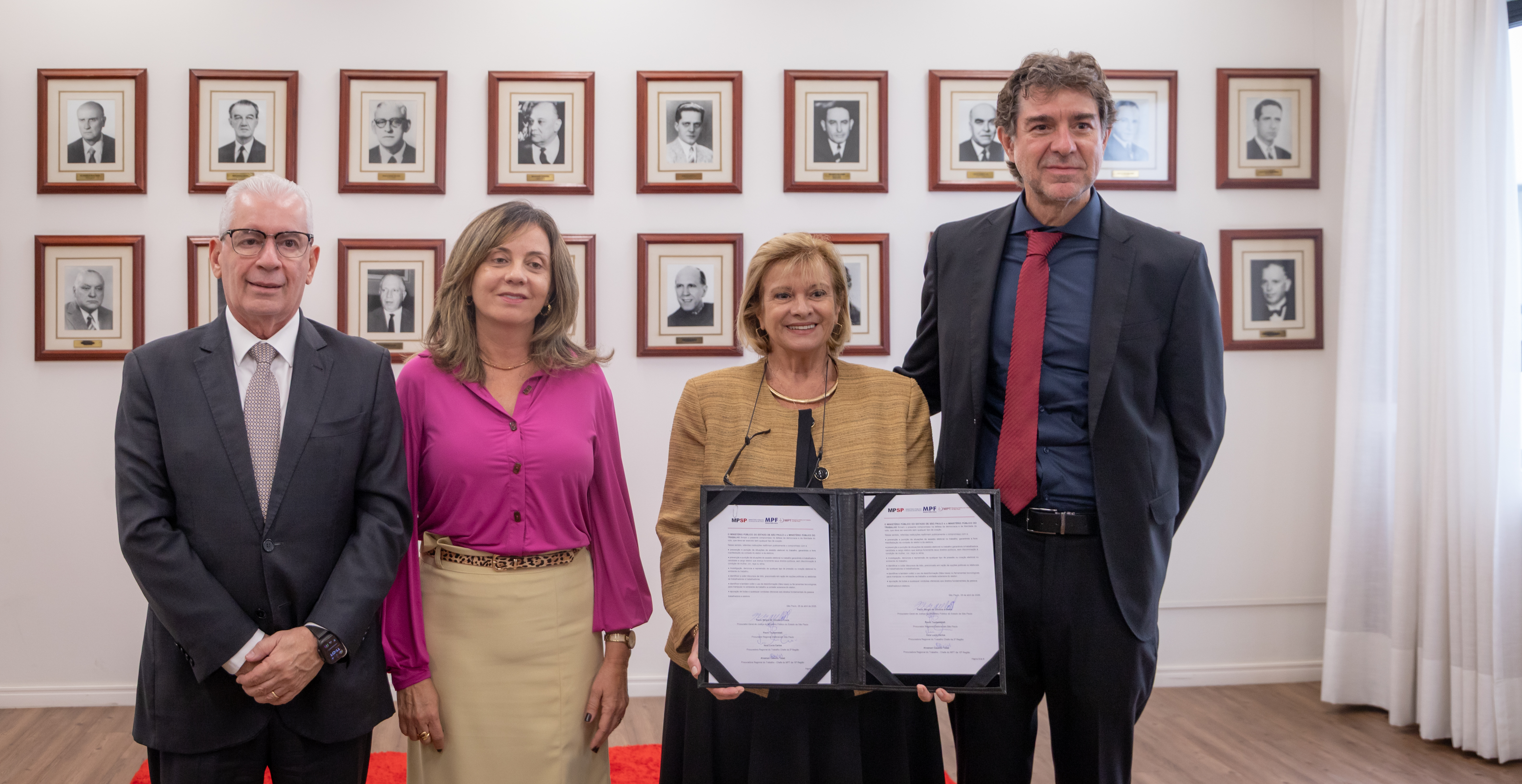 assinantes do documento posam para foto