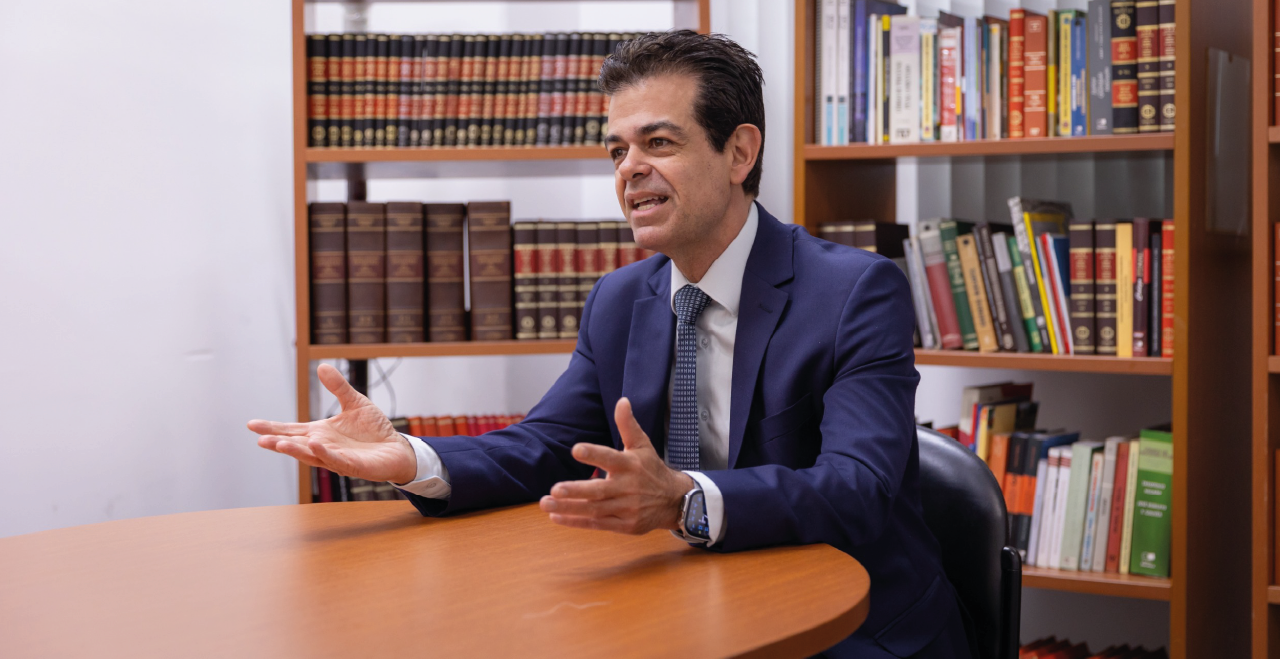 promotor Fabio Goulart falando em uma biblioteca
