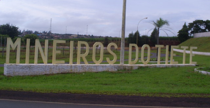 Portico na entrada de Mineiros do Tietê