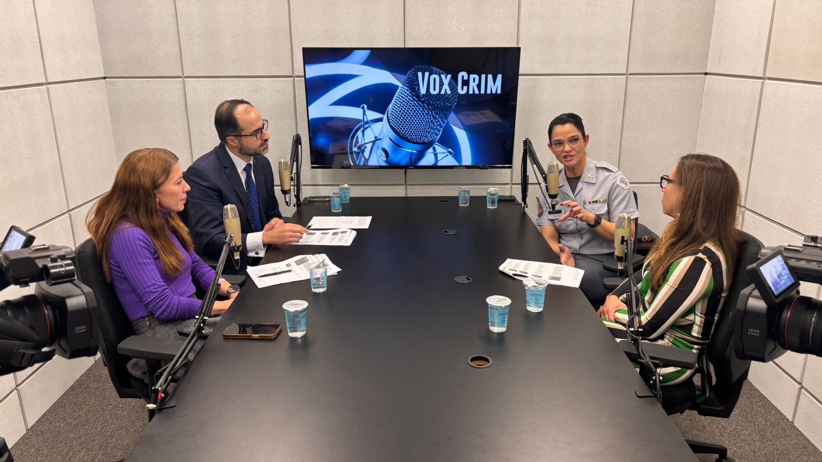 participantes do programa no estúdio de videocast