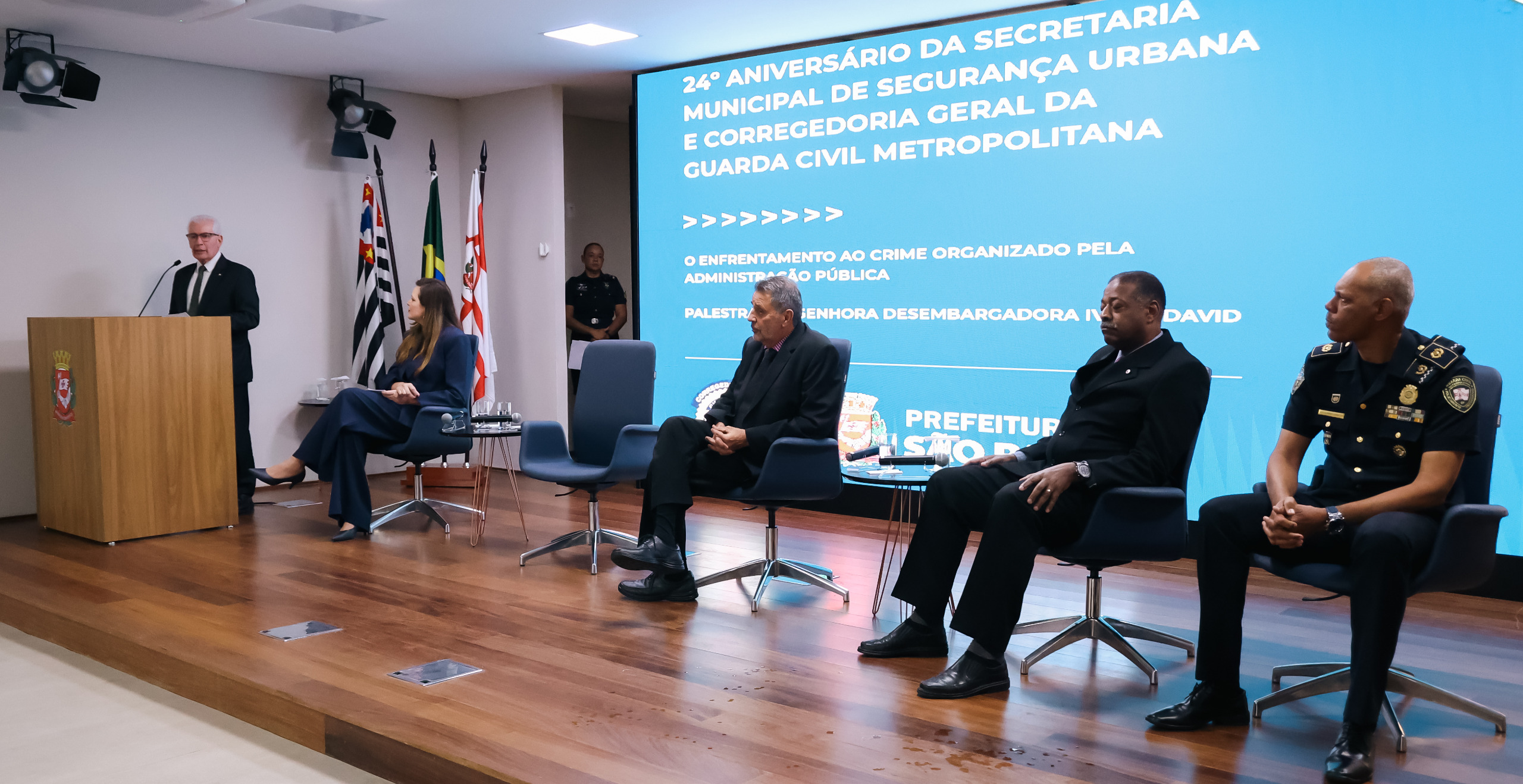 PGJ no pulpito à esquerda e integrantes da mesa sentados à direita 